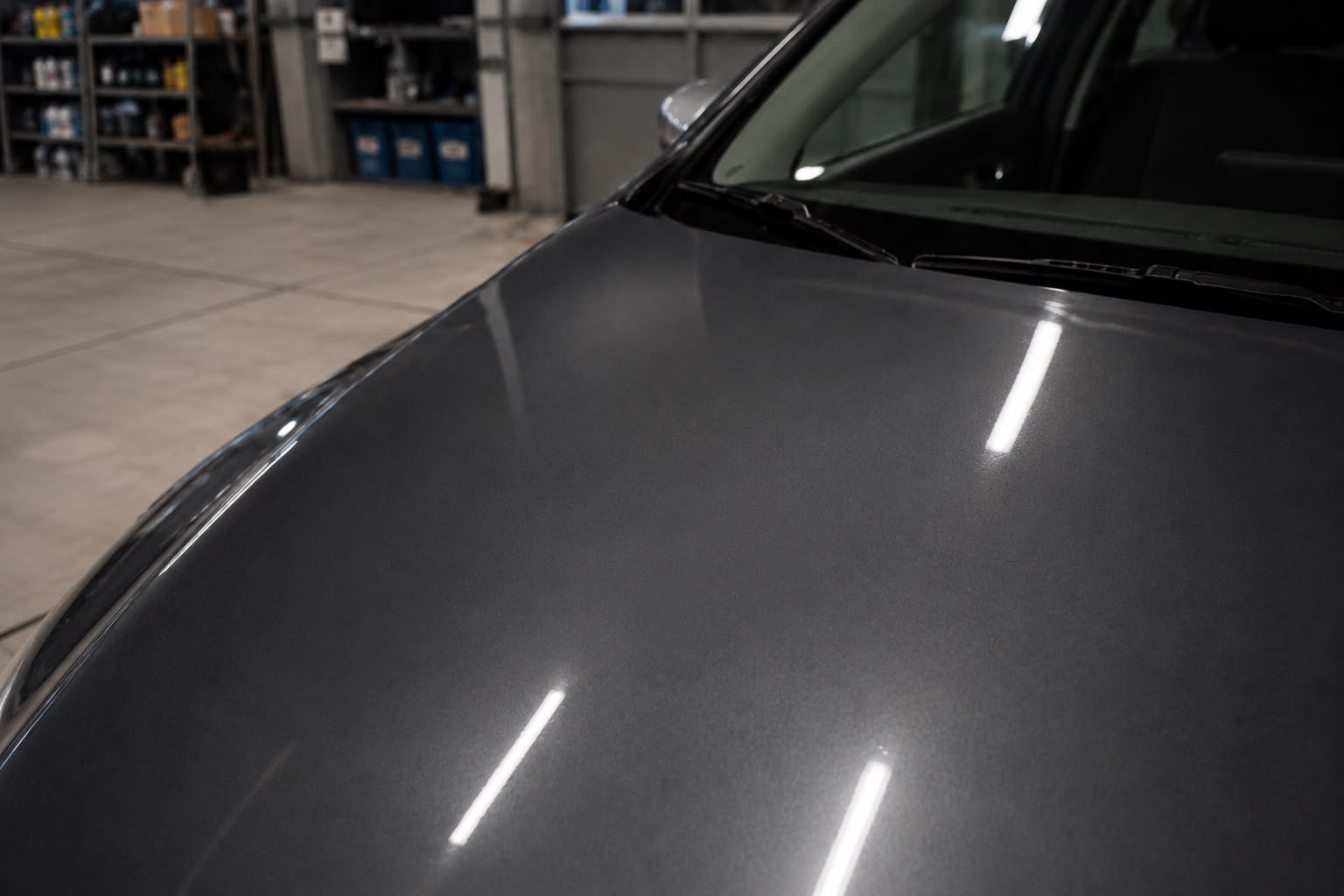 Dezelfde motorkap na ontstickering: neutraal, glanzend en verkoopklaar